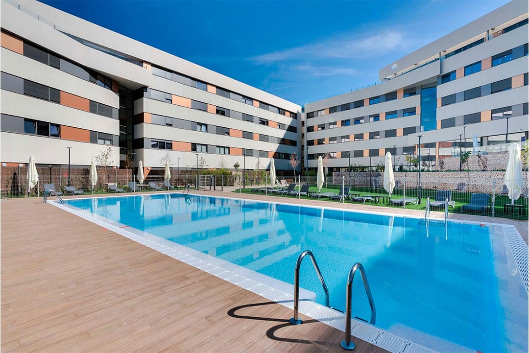 livensa-studios-madrid-alcobendas-piscina.jpg