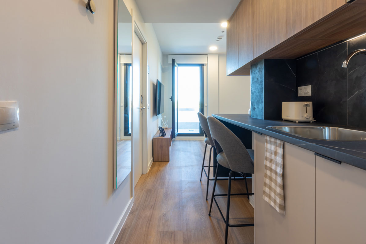 livensa-studios-madrid-principe-pio-estudio-classic-2-camas-terraza.jpg