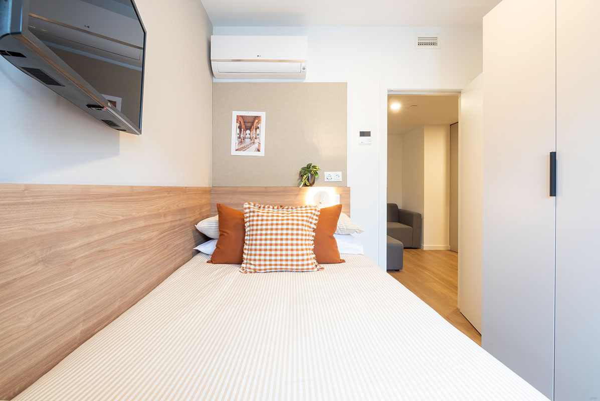 livensa-studios-madrid-principe-pio-estudio-stardard-ensuite-3-camas-2.jpg