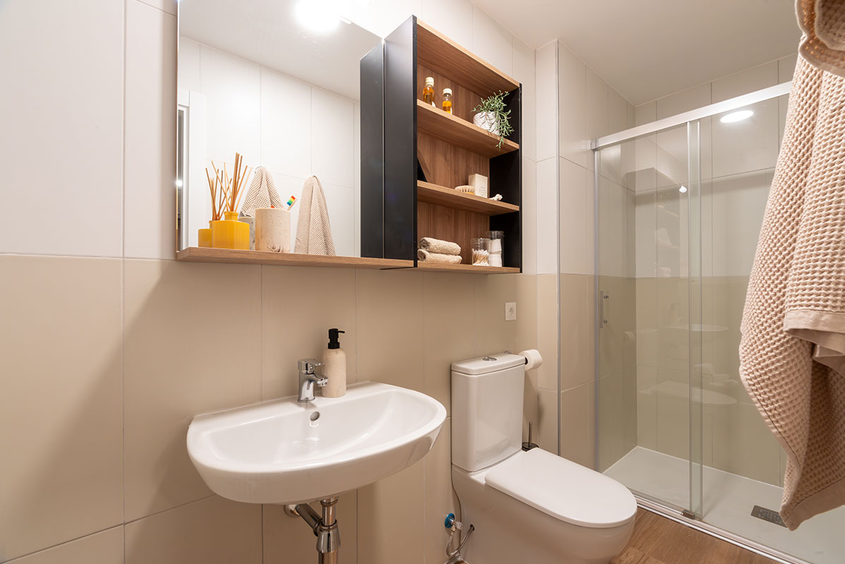 livensa-studios-madrid-principe-pio-estudio-stardard-ensuite-3-camas-3.jpg