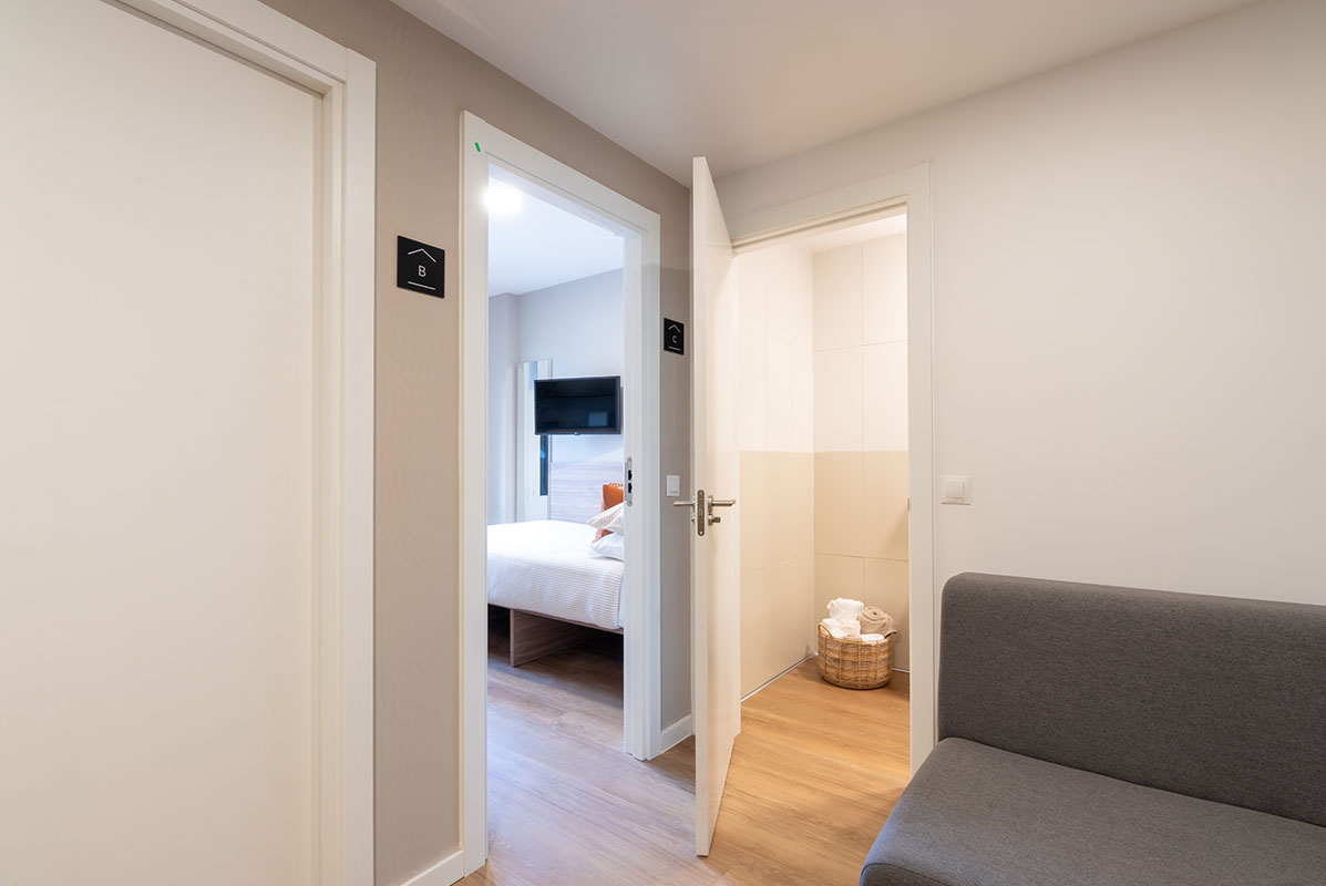 livensa-studios-madrid-principe-pio-estudio-stardard-ensuite-3-camas-5.jpg