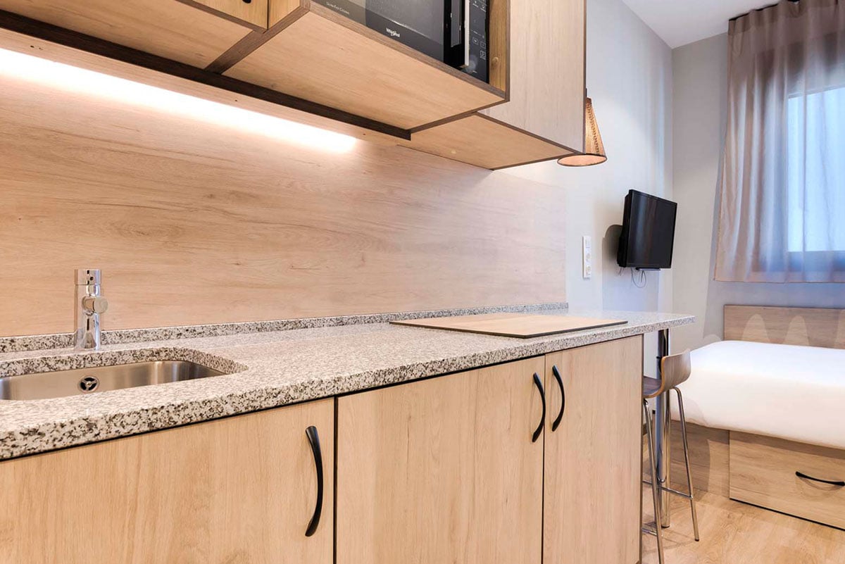 livensa-studios-malaga-feria-studio-kitchenette-premium-4.jpg