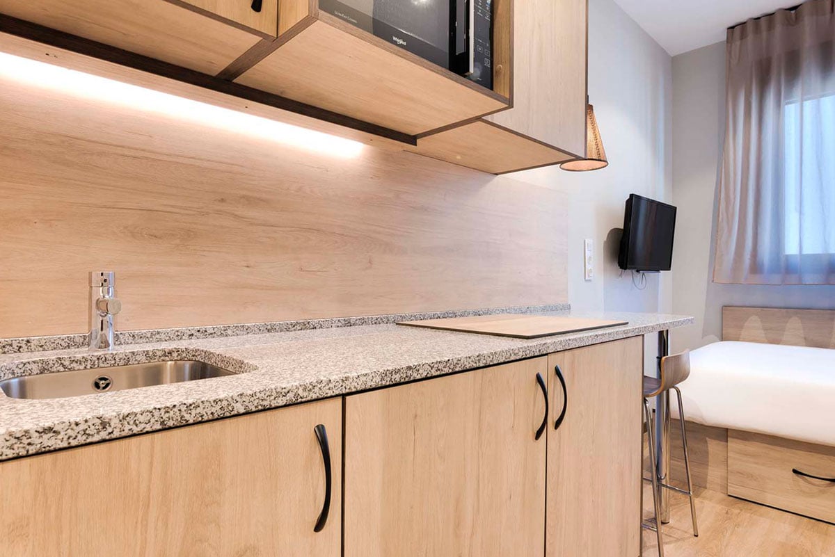 livensa-studios-malaga-feria-studio-kitchenette-superior-2.jpg