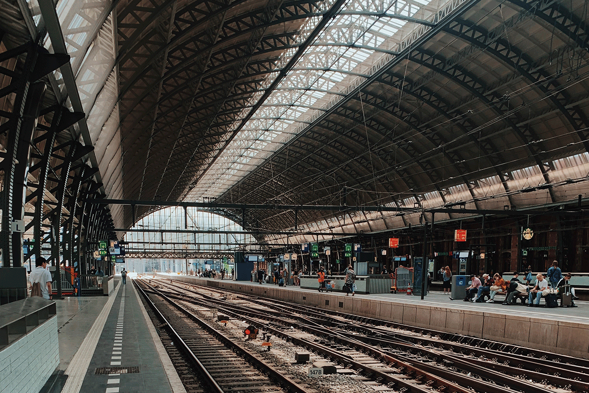 Livensa-studios-san-sebastian-estacion-tren.gif