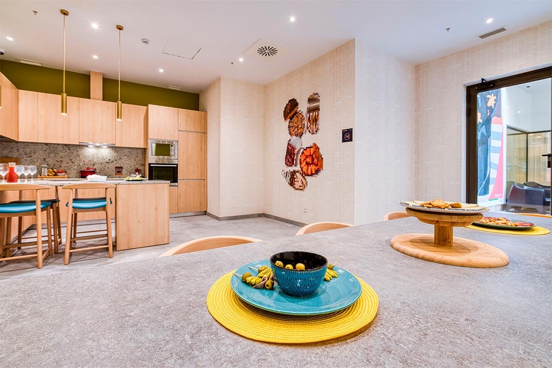 livensa-studios-san-sebastian-sala-fiesta-cocina.jpg