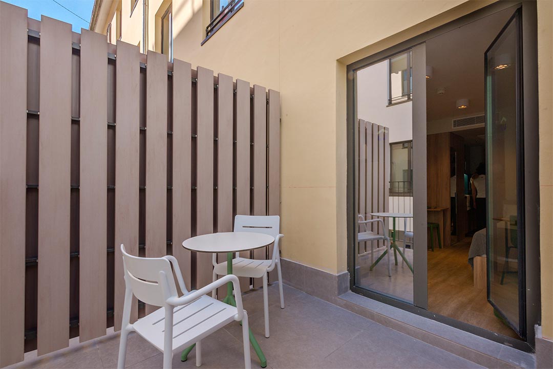 livensa-studios-valencia-viveros-estudio-kitchenette-standard-terrace-5.jpg