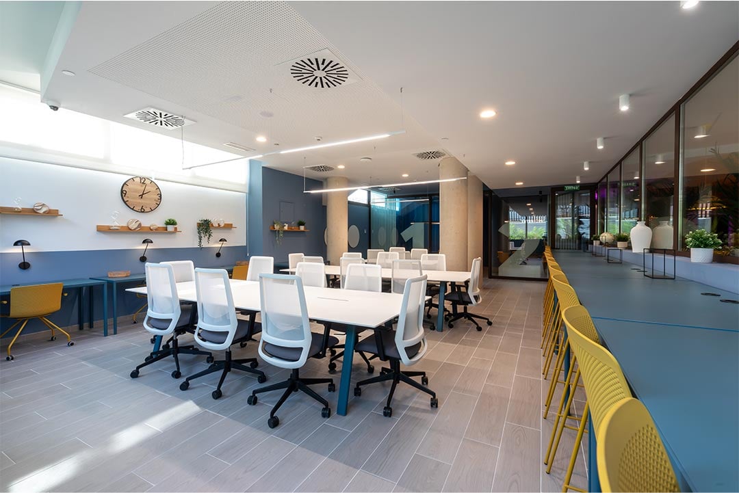 livensa-studios-valencia-malvarrosa-biblioteca-coworking.jpg