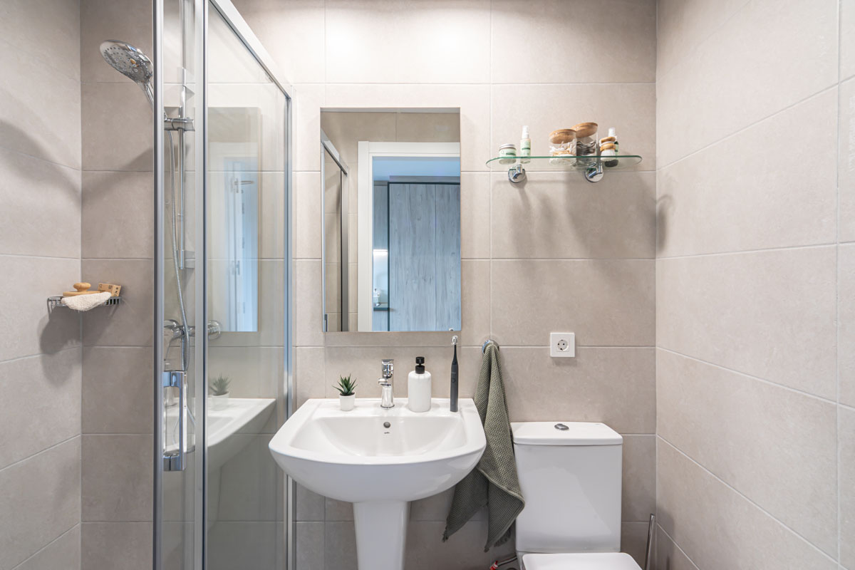 livensa-studios-valencia-malvarrosa-deluxe-ensuite (2).jpg
