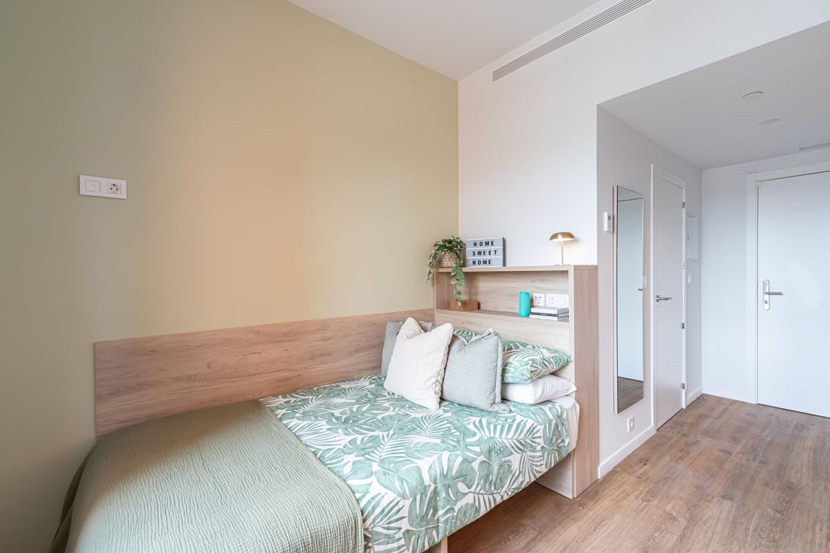 livensa-studios-valencia-malvarrosa-deluxe-ensuite (3).jpg