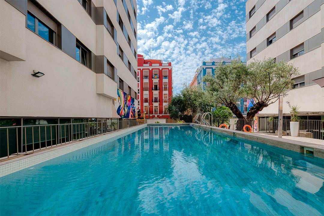 livensa-studios-valencia-marina-piscina-2.jpg